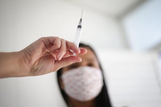 Río de Janeiro interrumpió el miércoles la aplicación de las primeras dosis de vacunas contra el COVID-19 debido a la falta de inmunizantes, informó la alcaldía de la ciudad. (ARCHIVO) 
