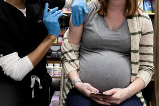 Los Centros para el Control y la Prevención de Enfermedades en Estados Unidos (CDC, por su sigla en inglés) recomendaron este miércoles a las mujeres embarazadas que se vacunen, ya que tienen 'más probabilidades' de enfermar gravemente por COVID-19. (ARCHIVO) 

 