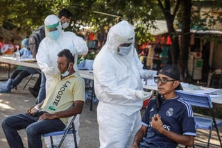 México reportó este miércoles 22,711 nuevos contagios confirmados de la COVID-19 en la última jornada, el máximo dato diario de toda la pandemia, para totalizar 3,020,596 casos, además de 727 nuevas muertes para alcanzar 246,203. (EFE)