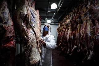 Para analizar el comportamiento de los mercados del pollo, res y cerdo, así como las diferencias que hay entre precios al productor y al consumidor, el gobierno federal instaló mesas para estudiar esta situación. (ARCHIVO)