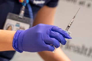 El Departamento de Salud de Estados Unidos va a requerir que los empleados que cuiden o provean servicios a pacientes se vacunen contra el coronavirus, anunciaron funcionarios el jueves. (ARCHIVO) 