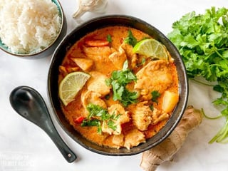 'Curry' se usa para referirse a una variedad de platos y salsas, pero en la India se usan términos específicos para cada cocina regional. (INTERNET)