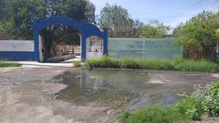 Los habitantes de la colonia Francisco Villa tienen graves problemas con el drenaje. Como ya se ha publicado antes en El Siglo de Torreón, son muchos los brotes de aguas negras los que hay en diferentes partes del municipio. (DIANA GONZÁLEZ)