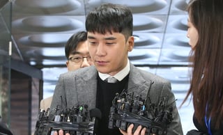 Seungri, exmiembro de la banda de K-pop Bigbang, fue sentenciado hoy a tres años de prisión por un tribunal militar que lo halló culpable de nueve cargos distintos, incluyendo malversación y actuar como mediador de un servicio de prostitución. (EFE)