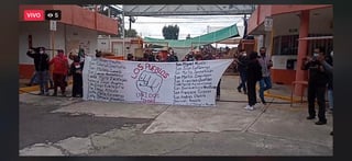 Habitantes y ambientalistas del municipio poblano de Juan C. Bonilla, donde se originó el socavón, tomaron las instalaciones de la empresa Bonafont, a quien acusan de sobreexplotación del agua de mantos freáticos. (ESPECIAL)