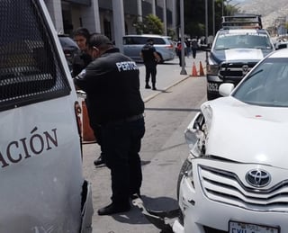El percance ocurrió al filo de las 12:40 horas del jueves sobre la calle Ramón Corona, entre las avenidas Juárez y Morelos de la zona Centro, justo frente al Palacio Federal. (EL SIGLO DE TORREÓN)