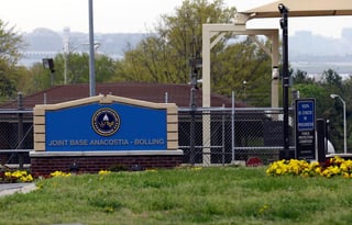 Una base militar en Washington cerró de emergencia el viernes al informarse de la presencia de una persona armada en el interior. (ESPECIAL) 
