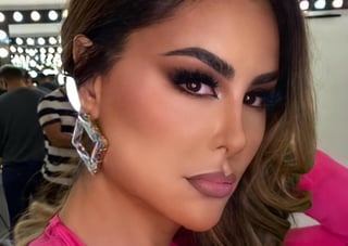 Este jueves a través de redes sociales se viralizó una nueva selfie de Ninel Conde donde presume el look de maquillaje profesional que le realizaron en un atuendo rosa. 