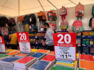 Como una situación “positiva” para el proceso de reactivación económica calificó el secretario del Ayuntamiento de Torreón, Sergio Lara, la puesta en marcha de la llamada Feria de Regreso a Clases que se realiza desde este viernes en la explanada de la Plaza Mayor. (ERICK SOTOMAYOR)