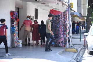 Son cada vez más los comerciantes ambulantes que ocupan aceras de la zona Centro de Torreón, esto pese a los esfuerzos de las autoridades de promover la movilidad peatonal y el ordenamiento en términos de comercio. (FERNANDO COMPEÁN)