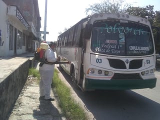 En el marco de la tercera ola de contagios por el COVID-19 en México, el Municipio de Torreón realizó este viernes una nueva acción de aplicación de sustancias desinfectantes en unidades del transporte público, especialmente en camiones de las rutas urbanas al servicio de la ciudadanía. (ROBERTO ITURRIAGA)