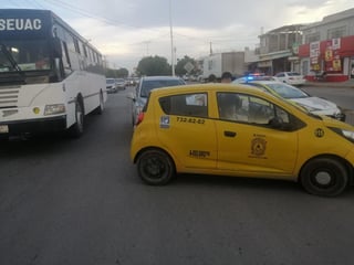 La noche del viernes se registró un accidente vial en la colonia Hogares Ferrocarrileros de Torreón donde se vieron involucrados un taxi y un vehículo particular.