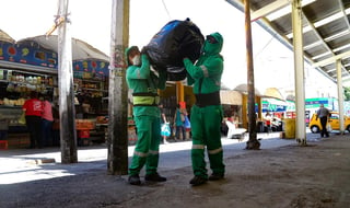 Autoridades municipales de Torreón destacaron diversos avances en el proceso de limpieza y ordenamiento del sector Centro de la ciudad, esto derivado del reordenamiento de los horarios de recolección de basura de parte de la empresa PASA, esto pese a que algunos comercios siguen incurriendo en prácticas irregulares al respecto. (ARCHIVO) 
