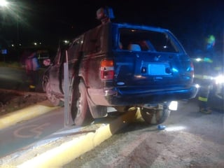 Un conductor en estado de ebriedad resultó lesionado tras protagonizar una volcadura en la colonia Las Alamedas de la ciudad de Torreón. (EL SIGLO DE TORREÓN)