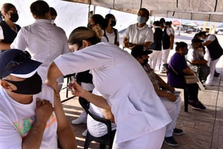 La delegación regional de Bienestar Social en La Laguna de Coahuila anunció esta noche una jornada extraordinaria de vacunación contra el COVID-19 en Torreón para atender rezagos de 50 a 59 años. (ARCHIVO)