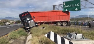 Un aparatoso accidente se registró la tarde de este lunes en la carretera libre a Torreón, pasando el entronque al Libramiento Norponiente, lo cual ocasionó un semi bloqueo de la carretera federal, así como cuantiosos daños materiales, sin registro de personas lesionadas. (EL SIGLO DE TORREÓN)