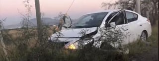 El cansancio venció al conductor de un Versa, quien luego de quedarse dormido mientras conducía, sufrió aparatoso accidente en las inmediaciones del Libramiento Oscar Flores Tapia en el municipio de Arteaga. (EL SIGLO DE TORREÓN)