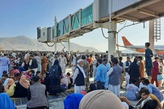 Mientras cientos de personas invadían la pista del aeropuerto internacional de Kabul para tratar de irse del país tras la llegada del Talibán al poder, una joven mujer se debatía entre dos mundos. (ESPECIAL) 
