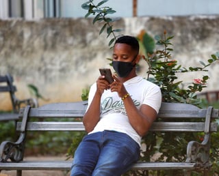 El Gobierno de Cuba anunció este martes una nueva normativa de ciberseguridad del país que contempla como incidente de alta peligrosidad publicar contenidos subversivos en la red, lo que ha generado críticas de internautas y organizaciones, que ya hablan de 'ley mordaza'. (ARCHIVO) 
