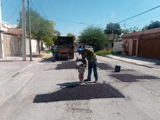 El Sistema Integral de Mantenimiento Vial (SIMV) de Torreón informó que se mantiene el avance en la atención de reportes de zonas con baches u otras afectaciones en pavimento, esto luego tras las lluvias que se han registrado en la región. (ROBERTO ITURRIAGA)