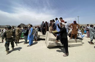 Afganistán tiene apenas unos 9,000 millones de dólares en reservas en el extranjero y ningún dinero en efectivo dentro del país, informó el miércoles el gobernador del banco central afgano. (ARCHIVO) 
