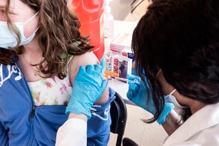 El Gobierno de Estados Unidos quiere comenzar a administrar una tercera dosis de la vacuna contra el COVID-19 a partir del 20 de septiembre para aquellas personas que hayan recibido la segunda inyección ocho meses antes. (ARCHIVO) 