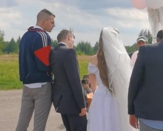 En Rusia, un joven compartió en su perfil de TikTok el momento en el que la pareja es casada por el sacerdote mientras el novio parece estar a punto de desvanecerse por el severo estado de ebriedad en el que se encontraba.