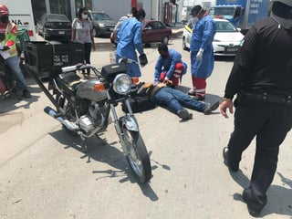 Se informó que la motocicleta de la marca Honda, color gris, con placas de circulación del estado de Coahuila, se desplazaba sobre el bulevar Independencia de poniente a oriente por el carril de la extrema derecha.
(EL SIGLO DE TORREÓN)