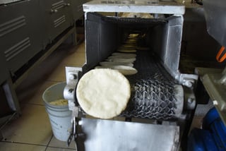 La Profeco aseguró que el precio mínimo de la tortilla en la Ciudad de México fue de 11.20 pesos el kilo, sobre todo en tiendas de autoservicio, y el precio máximo de 20 pesos en tortillerías, durante la segunda semana de agosto de 2021.

