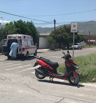 La unidad colisionó contra una motoneta de la marca Italika, color rojo, que era conducida por un joven que se Independencia con el nombre de Carlos. (EL SIGLO DE TORREÓN)
