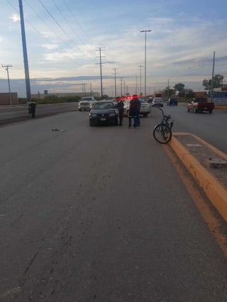 Ciclista termina hospitalizado luego de ser arrollado sobre el Segundo Periférico de Gómez Palacio. (EL SIGLO DE TORREÓN)