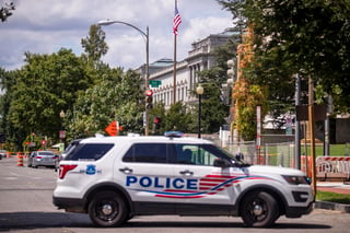 El hombre que obligó a activar este jueves una amenaza de bomba cerca del Congreso de Estados Unidos se rindió y fue detenido 'sin incidentes', confirmó la Policía del Capitolio, que brinda seguridad al lugar. (EFE) 
