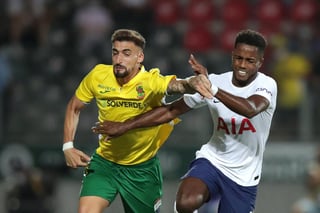 El Tottenham salió derrotado de Portugal, ante el Pacos Ferreira (1-0), en la ida de la última ronda previa de la Liga Conferencia de fútbol, en el debut del español Bryan Gil con el club londinense.
