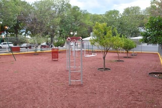 La obra consiste en la remodelación de la plaza principal en la colonia 5 de Mayo. (CORTESÍA)