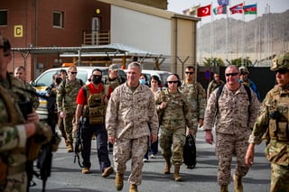 La OTAN mantendrá su presencia en el aeropuerto de Kabul a través de 'medios militares' mientras duren las evacuaciones de sus ciudadanos y de afganos en peligro e indicó que, aunque Estados Unidos prevé sacar a sus tropas para el 31 de agosto, algunos aliados han planteado la posibilidad de quedarse más tiempo para seguir evacuando. (ARCHIVO) 
