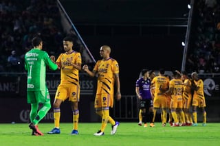Cuatro jugadores de Tigres tuvieron que salir por lesión esta noche en el duelo ante Mazatlán FC y de inmediato se encendieron las alarmas en el cuadro universitario. (JAM MEDIA)

