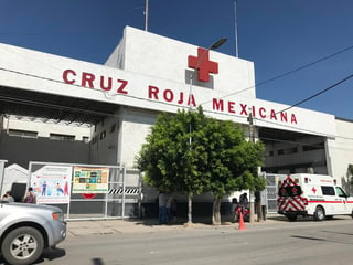 El afectado fue trasladado a las instalaciones de la Cruz Roja para su atención médica a bordo de un vehículo Volkswagen Bora. (EL SIGLO DE TORREÓN)