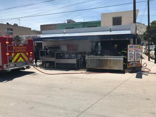 La tarde de este sábado se registró un incendio en un negocio de venta de alimentos ubicado en la colonia Nueva Aurora de la ciudad de Torreón. (EL SIGLO DE TORREÓN)