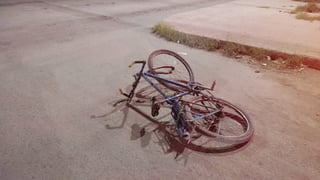 El joven lesionado se desplazaba a bordo de una bicicleta de la marca Goray azul cuando fue impactado por un vehículo particular. (EL SIGLO DE TORREÓN)