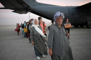 Estados Unidos evacuó a 3,900 personas el sábado desde Afganistán, lo que sitúa el total en la última semana en cerca de 25,000, en medio de una situación 'increíblemente volátil' a las afueras del aeropuerto de Kabul, informó este domingo la Casa Blanca. (ARCHIVO) 
