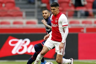 Edson Álvarez, volante mexicano que juega en el Ajax de Amsterdam, ha sido señalado de actitud violenta durante el juego de su equipo ante el Twente. Sin embargo, no vio la tarjeta roja.