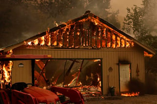 Un incendio en el norte de California (EUA) ha destruido 350 edificios en los últimos días y amenaza 17,000 viviendas, según la actualización de este lunes del Departamento Forestal y de Protección contra Incendios de California (Cal Fire). (ARCHIVO) 
