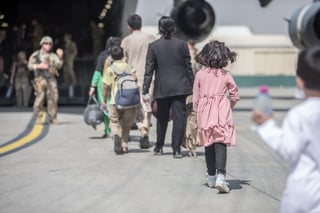 Miles de afganos que intentan huir de Afganistán a través del aeropuerto de Kabul corren el riesgo de quedar atrapados tras la medida de los talibanes de impedir el acceso a la terminal, mientras las fuerzas internacionales intentan evacuar a sus ciudadanos y aliados en una carrera contrarreloj. (EFE) 
