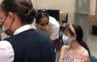 Una menor de 13 años, en Mexicali, se ha convertido en quizá la primera niña en ser vacunada contra el COVID-19 en el país. (ESPECIAL)