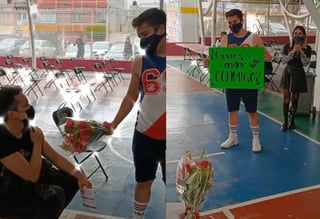 Tras recibir el biológico antiCOVID y cargado con un ramo de rosas, el joven se le declaró a otro para pedirle que fuera su novio, durante el marco de vacunación en Nezahualcóyotl (CAPTURA) 