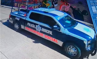 Luego de que se difundió el video donde se observa a elementos de la policía municipal de Huajuapan de León, municipio de la región Mixteca, atropellar a un can y causarle la muerte, la Fiscalía General del Estado de Oaxaca (FHEO) inició una carpeta de investigación por el hecho en contra de los policías. (ESPECIAL)