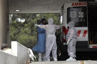 La Secretaría de Salud de México reportó este martes 940 nuevas muertes por COVID-19, la mayor cifra durante la tercera ola de la pandemia en el país, iniciada a finales de mayo, hasta alcanzar los 254,466 fallecimientos. (ARCHIVO)