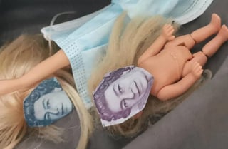 La niña incluso reclamó que ella tenía tres muñecas pero sólo encontró dos billetes. (INTERNET)