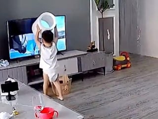 En China, un bebé fue captado por las cámaras de seguridad de su casa intentando 'matar' a un monstruo de la caricatura que veía en la televisión, golpeando la pantalla con diferentes objetos.