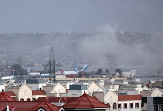 Hay estadounidenses y civiles entre las víctimas en dos explosiones este jueves fuera del aeropuerto de Kabul. (AP)